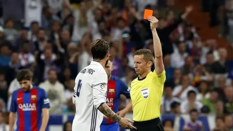 Ramos nhận ngay thẻ vàng bởi trọng tài vì hành vi chơi xấu Messi
